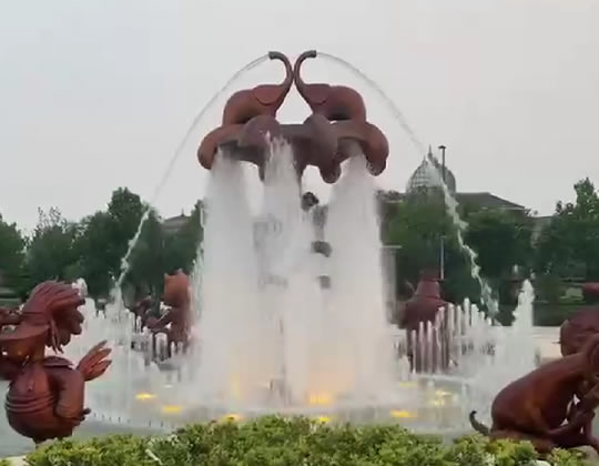 河南银基乐园门前雕塑喷泉